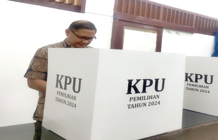 Pj Wali Kota Batu Aries Agung Paewai melakukan pencoblosan di bilik suara Tempat Pemungutan Suara (TPS) 17 di UPT Laboratorium Herbal Materia Medica di Jalan Lahor Nomor 87, Desa Pesanggrahan.