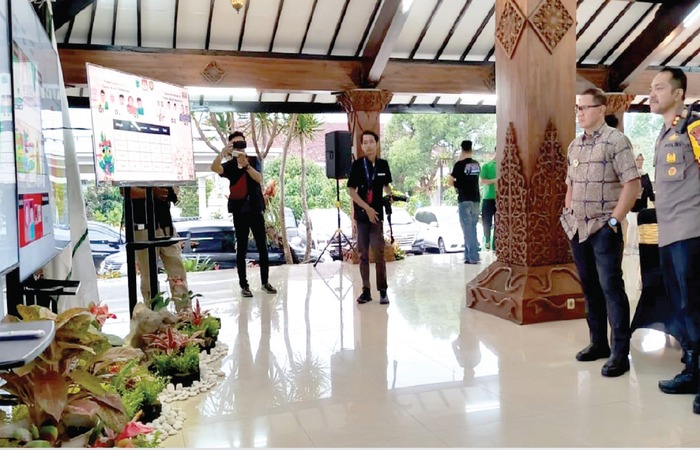 PANTAU LANGSUNG: Pj Wali Kota Batu Aries Agung Paewai dan Kapolres Batu AKBP Andi Yudha Pranata melihat progres perolehan suara di Desk Pilkada kemarin (27/11) sekitar pukul 16.45.
