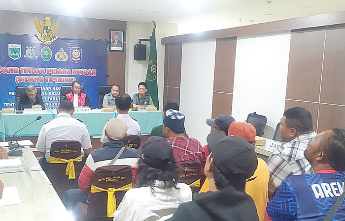 FOKUS: Para jukir mengikuti sidang tipiring di Balai Kota Among Tani Selasa lalu.