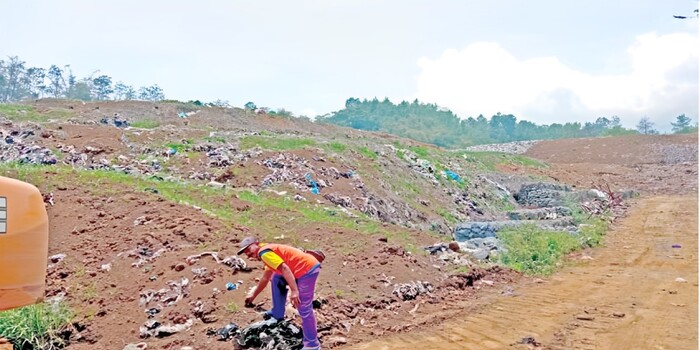 SUDAH MULAI TUMBUH RUMPUT: Sel pasif di TPA Tlekung sudah ditimbun tanah sebanyak dua kali. Pemkot Batu berencana akan melapisi tanah satu kali lagi.