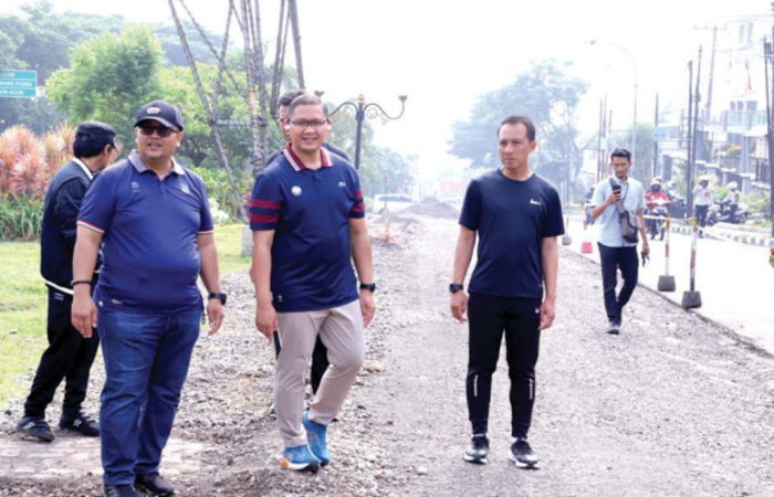 PENINJAUAN: Pj Wali Kota Batu Aries Agung Paewai (tengah) sedang mengecek progres pelebaran Jalan Sultan Agung beberapa waktu lalu.