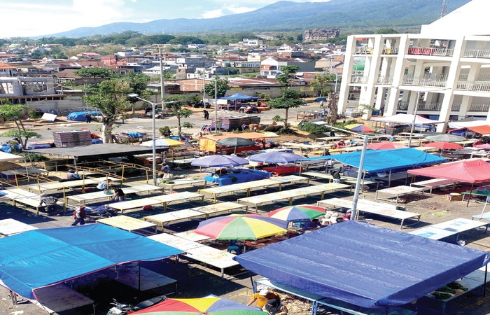BUTUH SEGERA: Hanya sebagian kecil lapak pedagang pasar pagi yang dilengkapi payungan. Musim hujan membuat mereka sepi pelanggan lantaran pembeli tak bisa berbelanja dengan nyaman.