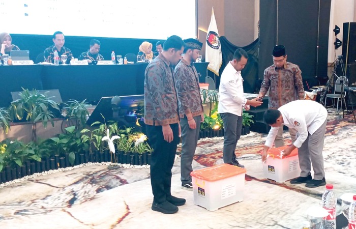 CEK LOGISTIK: KPU Kota Batu sedang membuka logistik Pilkada 2024 sebelum dilakukan penghitungan suara di Hotel Aston Inn kemarin (2/12).