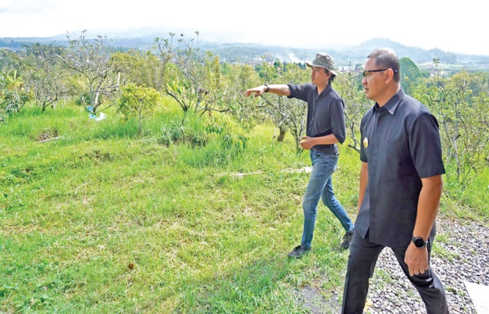 ASRI: Pj Wali Kota Batu Aries Agung Paewai (kanan) sedang mengunjungi lahan pertanian di Desa Tulungrejo, Kecamatan Bumiaji beberapa waktu lalu.