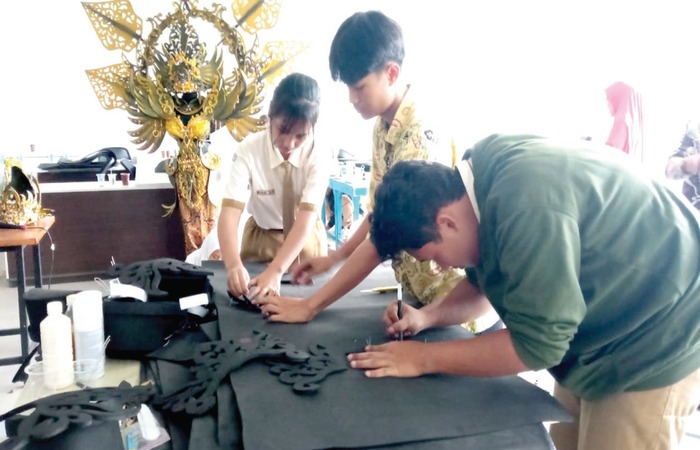 FOKUS: Para siswa peserta workshop pembuatan kostum karnaval sedang memotong bahan dengan hati-hati di Museum dan Galeri Seni Kota Batu kemarin (4/12).