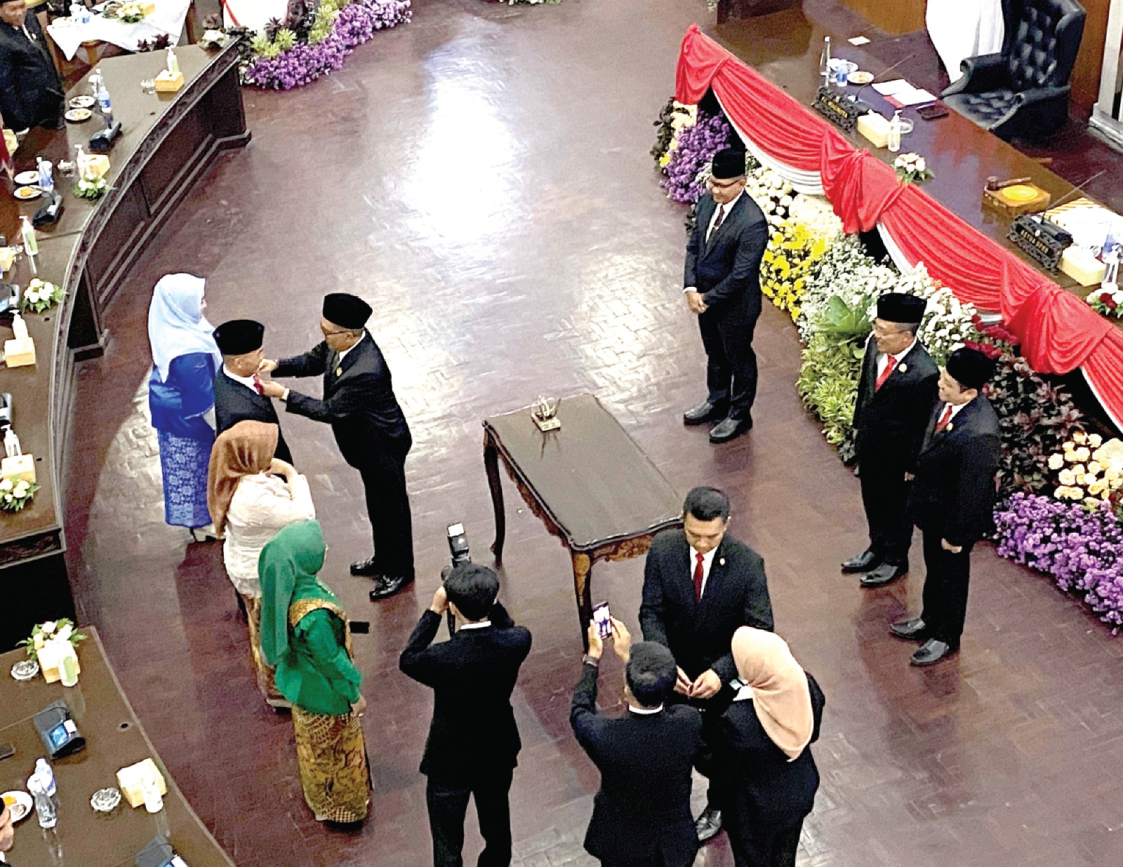 RESMI DILANTIK: Ketua DPRD Kota Batu Didik Subiyanto memasangkan  pin kepada anggota PAW terlantik di Kantor DPRD Kota Batu kemarin (6/12).