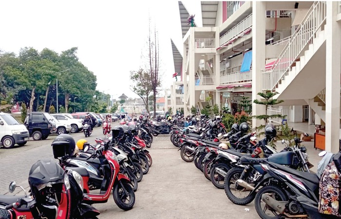 RAMAI: Kondisi parkiran depan Pasar Induk Among Tani Batu selalu dipenuhi kendaraan.