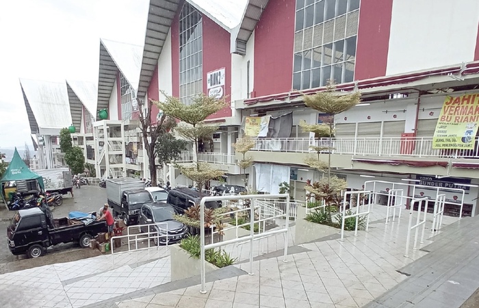 PADAT: Area parkir depan Pasar Induk Among Tani tampak dipenuhi kendaraan.