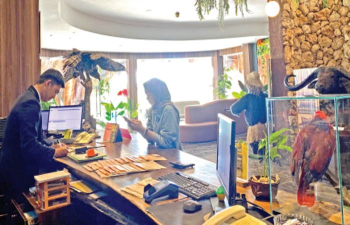 FRONT OFFICE: Salah seorang pengunjung sedang melakukan check in di Hotel Pohon Inn Jawa Timur Park 2 beberapa waktu lalu.
