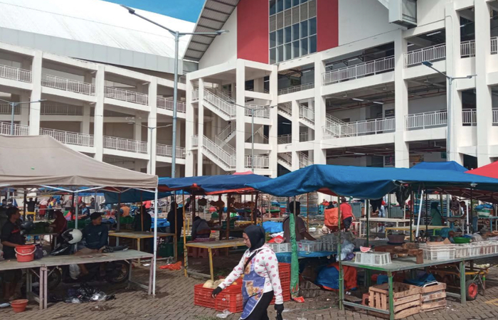 MENJELANG TUTUP: Pedagang pagi Pasar Induk Among Tani Kota Batu tengah bersiap mengemasi barang dagangannya beberapa waktu lalu.