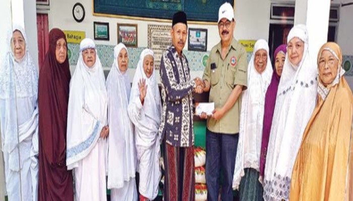 BERI PERHATIAN: Ketua Laskar Foundation Harry Cahyono menyalurkan bantuan kepada Panti Lansia Muslimat NU, Kecamatan Batu, Kota Batu.