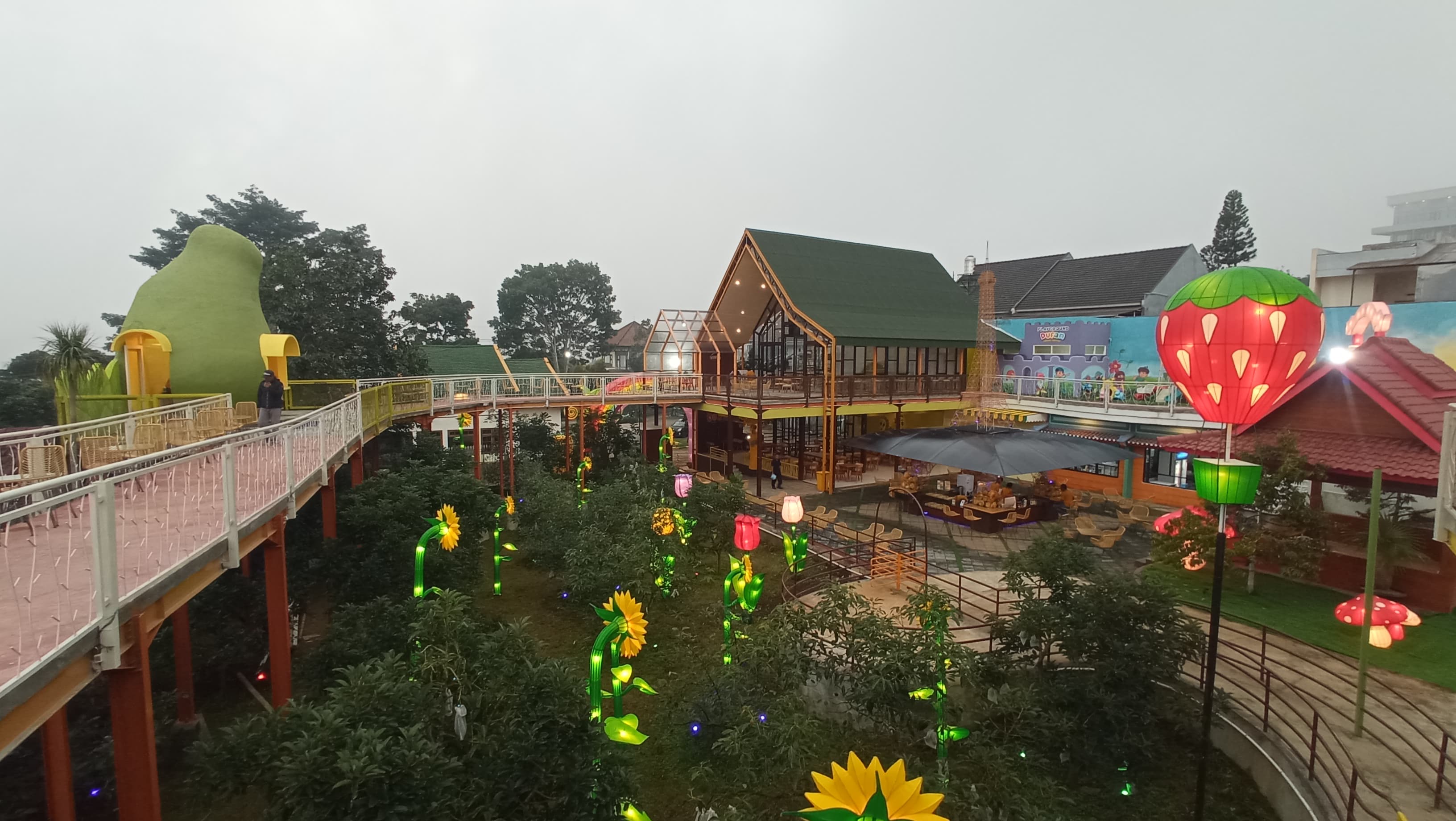 MENARIK: Durian Fantasi (Dufan) tampak memukau dengan jalan layan yang dimiliki. Pengunjung bisa menikmati city light dari atas jalan layan tersebut.