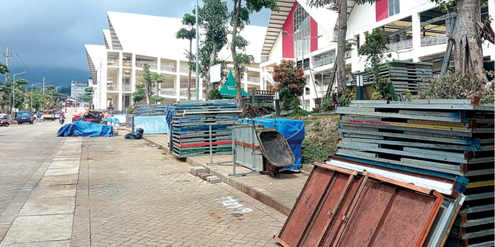 TIDAK RAPI: Meja pedagang pagi bertumpuk tak beraturan di tepi jalan area parkir belakang Pasar Induk Among Tani Batu.