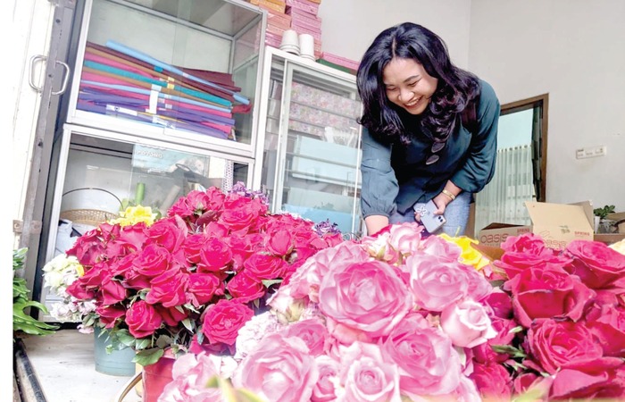 CANTIK: Salah seorang pengunjung sedang memilih bunga potong di Yulia Florist, Kecamatan Bumiaji, Kota Batu kemarin (22/12).