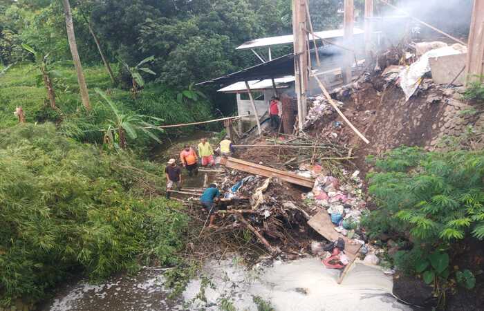 RUSAK: Kejadian tanah longsor menimpa rumah warga di Desa Junrejo, Kecamatan Junrejo beberapa waktu lalu.