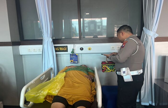 OLAH TKP: Petugas Satlantas Polres Batu melakukan evakuasi korban kecelakaan beruntung di Jalan Ir Soekarno, Desa Beji, Kecamatan Batu kemarin (26/12).