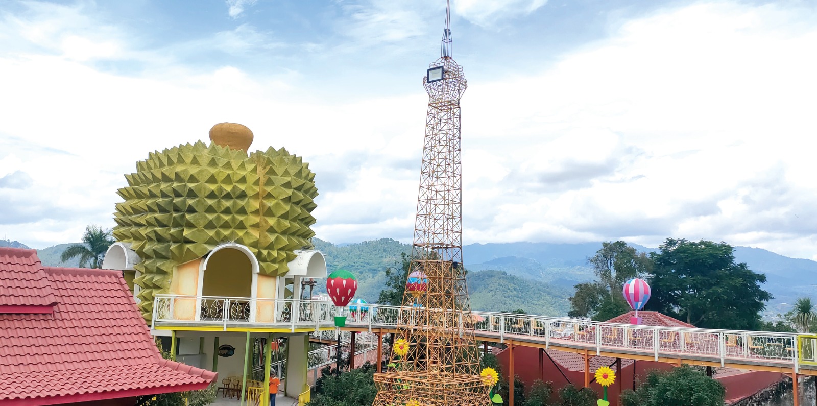 INDAH: Penampakan jalan layang Dufan yang menyuguhkan pemandangan pegunungan dan pohon-pohon alpukat di sekitarnya.