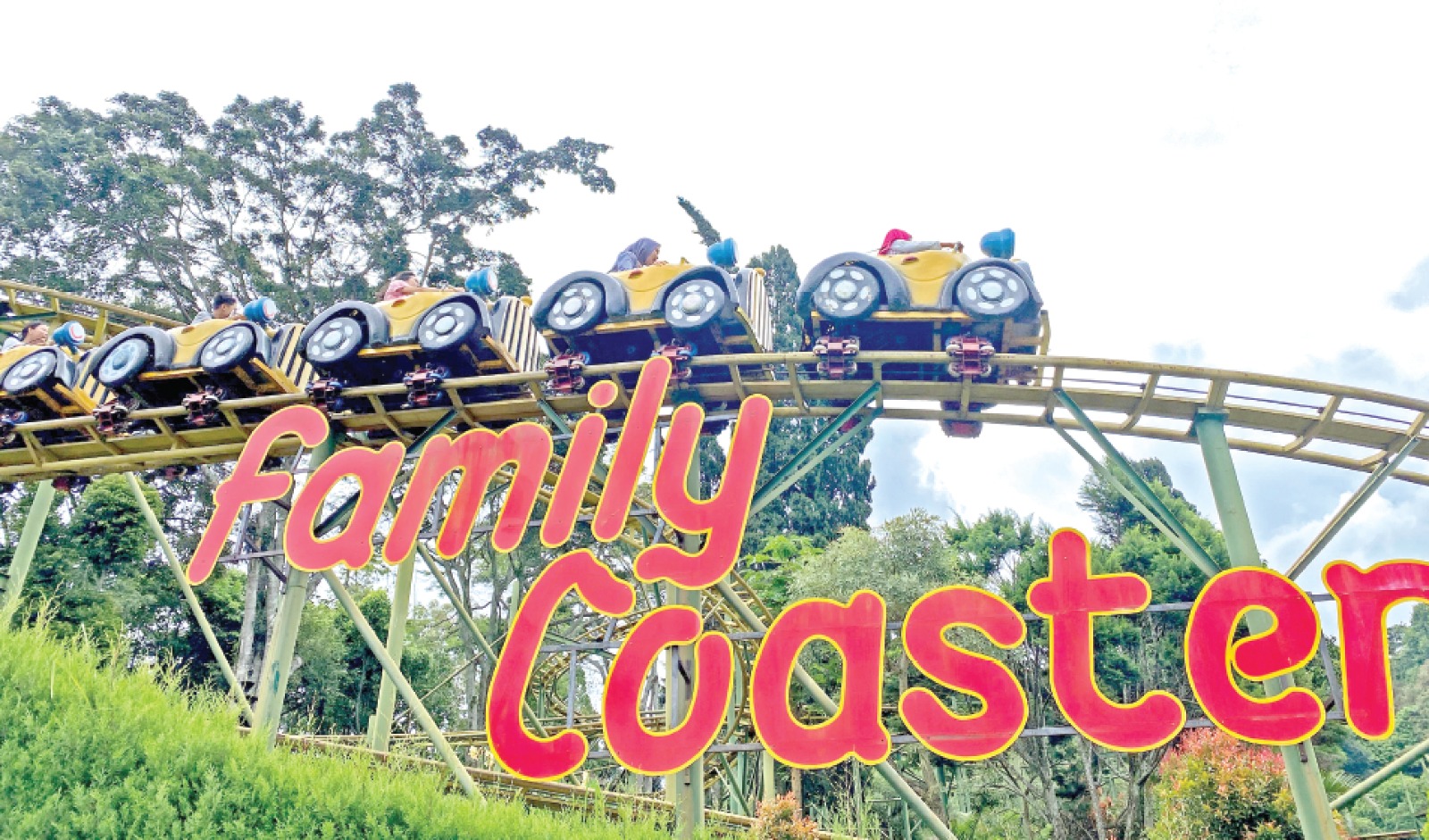 RAMAI PENGUNJUNG: Kawasan wisata Taman Rekreasi Selecta ramai diserbu pengunjung saat momen Hari Natal kemarin (25/12). RORI DINANDA BESTARI/RADAR BATU