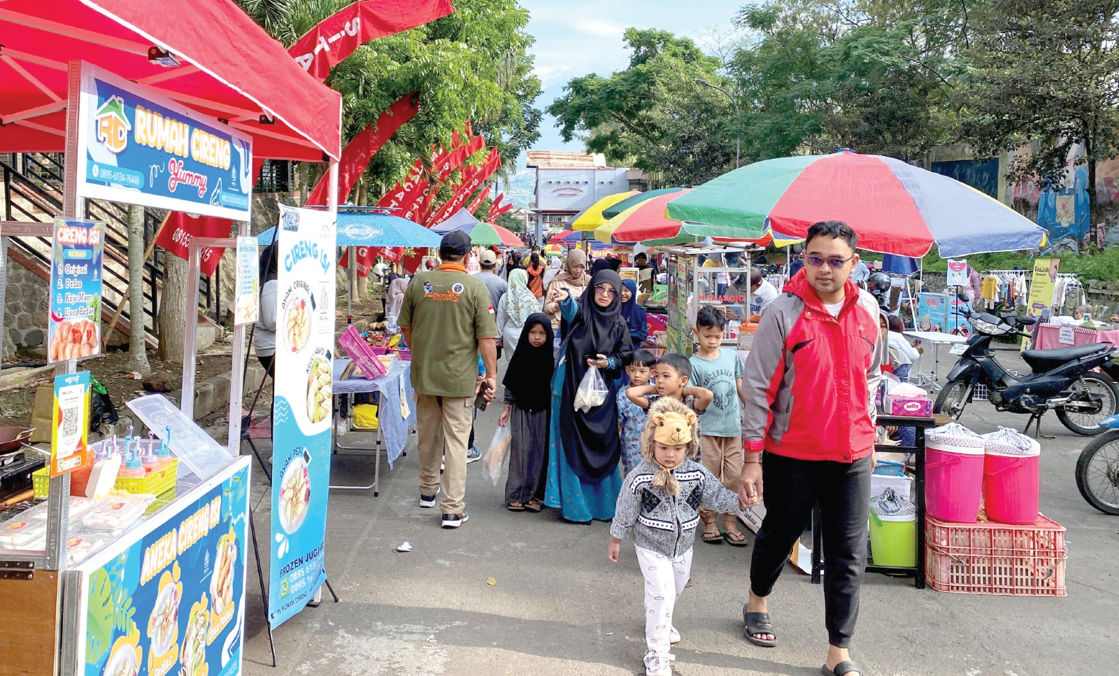 MAKIN RAMAI: Deretan pedagang kaki lima berjualan setiap minggunya di CFD Among Healthy Kota Batu.