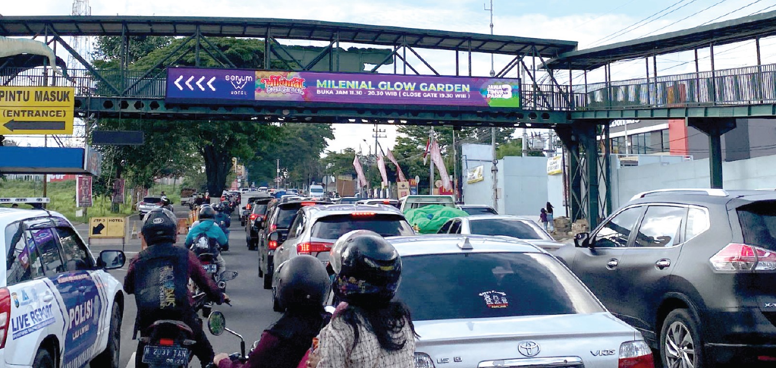 MACET: Arus lalu lintas di Jalan Ir Soekarno (depan JTP 3) terpantau padat sejak kemarin (29/12).