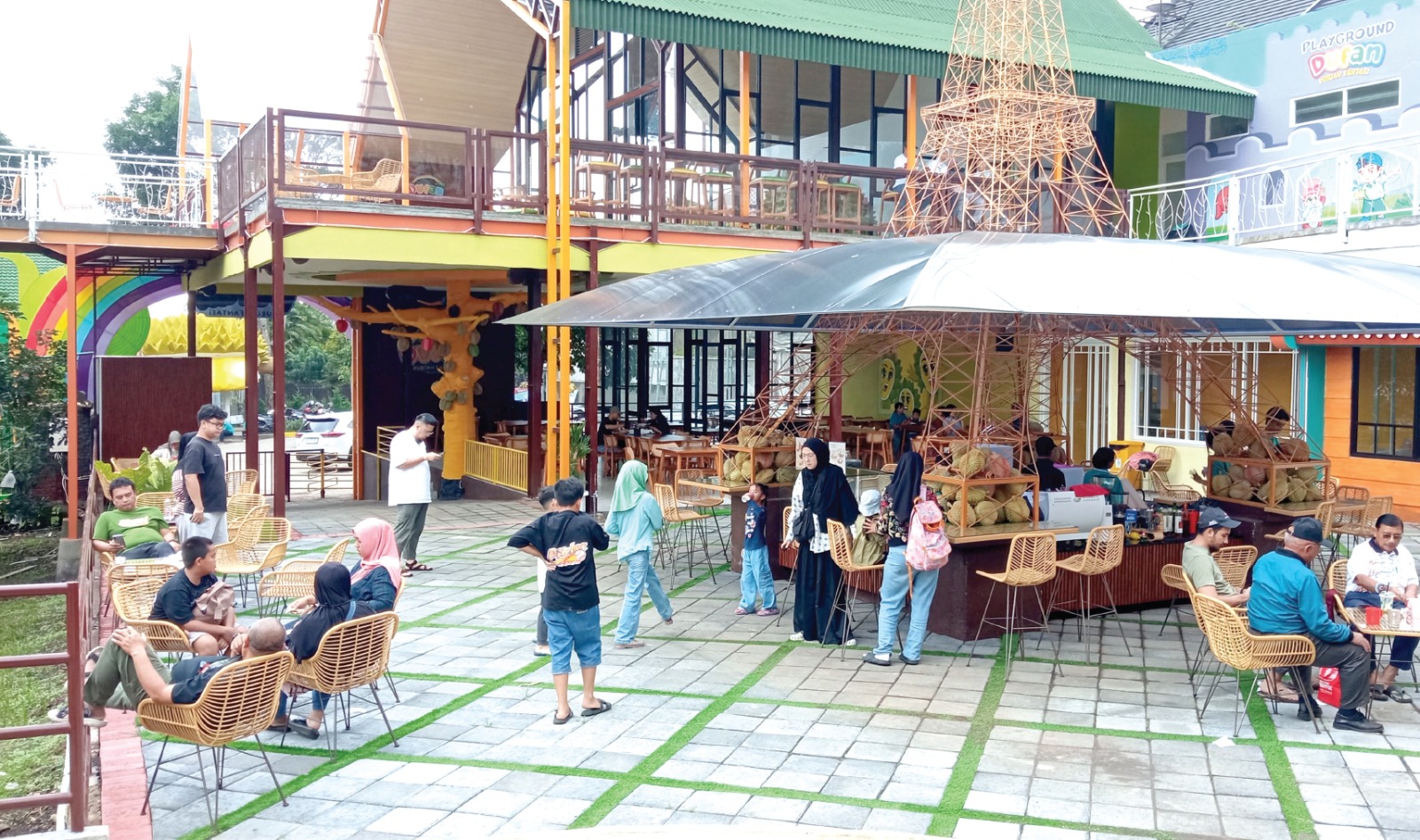 RAMAI: Pengunjung sedang menikmati sajian kuliner di Dufan sambil menikmati keindahan alam sekitar.
