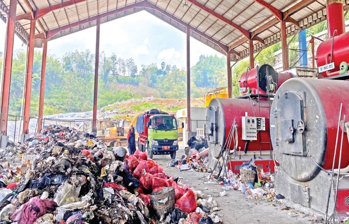 MEMBELUDAK: Volume sampah di TPA Tlekung meningkat tiga kali lipat selama momen Nataru.