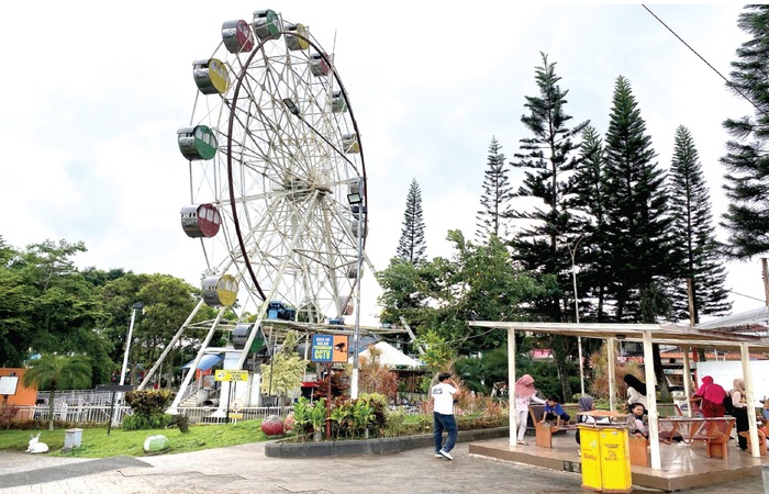 DESTINASI ANDALAN: Minat wisatawan masih tinggi untuk mengunjungi Alun-Alun Kota Wisata Batu. Disparta Kota Batu mencatat 146 ribu wisatawan telah berkunjung ke sana.