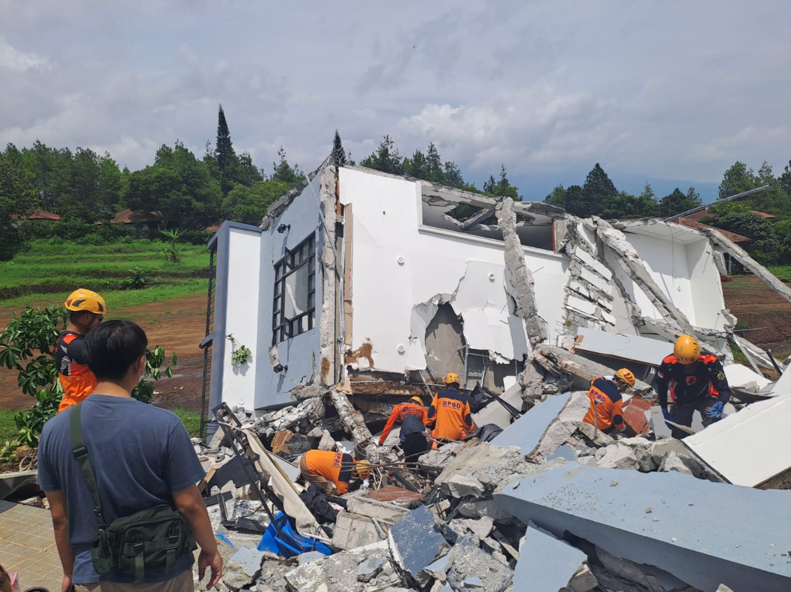 PROSES PENGUNGKAPAN PENYEBAB:  BPBD Kota Batu lakukan identifikasi pasca longsornya Vila Bukit Syakila 12 di Desa Oro Oro Ombo, Kecamatan  Batu, Kota Batu pada Senin (30/12) lalu.