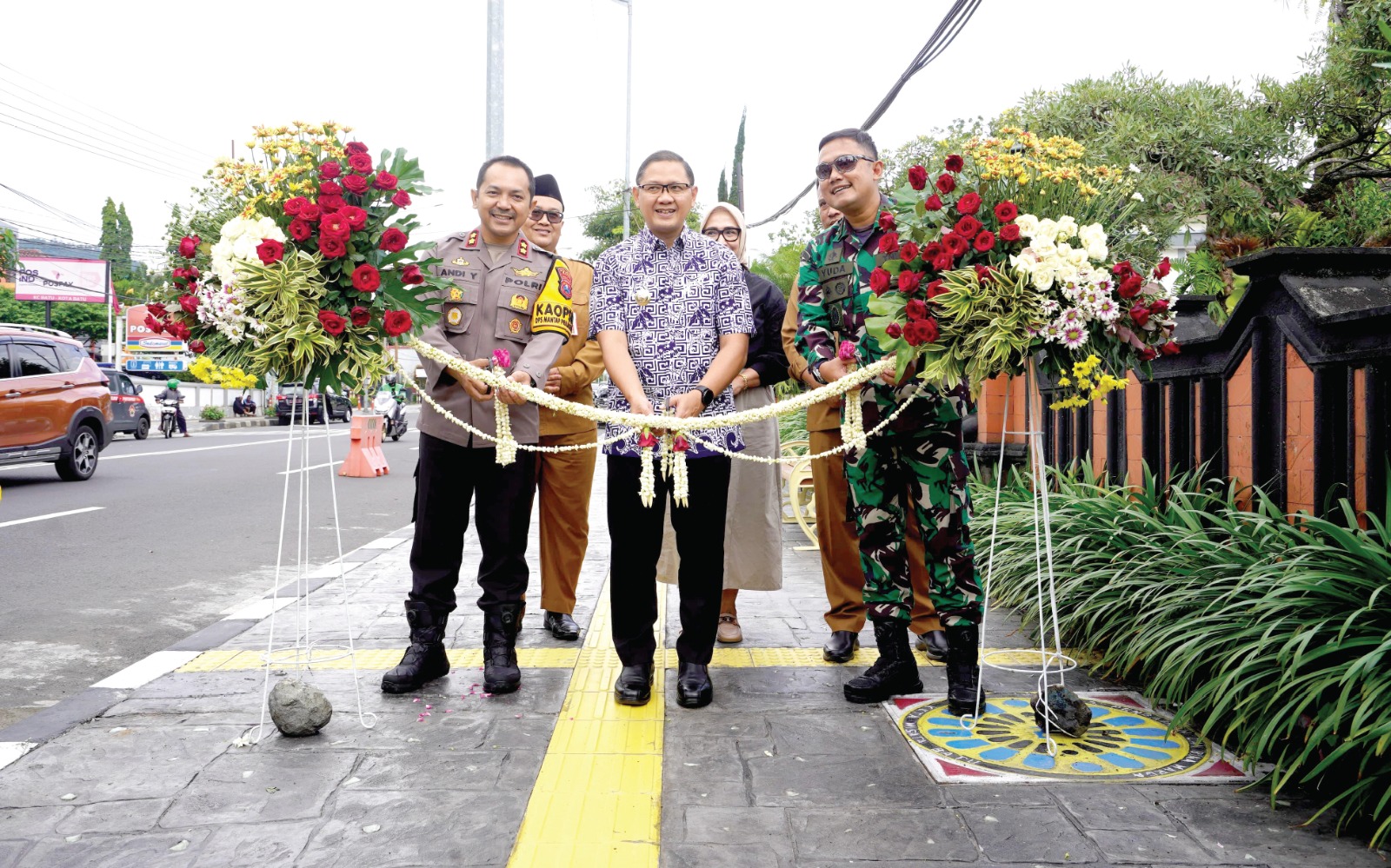 TUNTAS: Pedestrian di Jalan Panglima  Sudirman, Kecamatan Batu, Kota Batu  diresmikan langsung Pj Wali Kota Aries Agung Paewai (tengah) pada Selasa  (31/12) lalu.