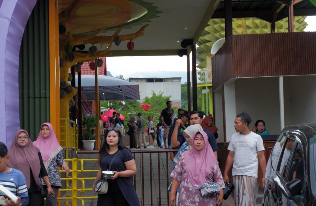 RAMAI: Para pengunjung tampak memdati Dufan beberapa waktu lalu.