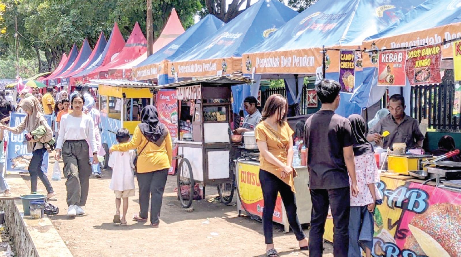 RAMAI: Deretan UMKM di gelaran Festival Bunga Tabebuya diserbu pengunjung beberapa waktu lalu. RORI DINANDA BESTARI/RADAR BATU