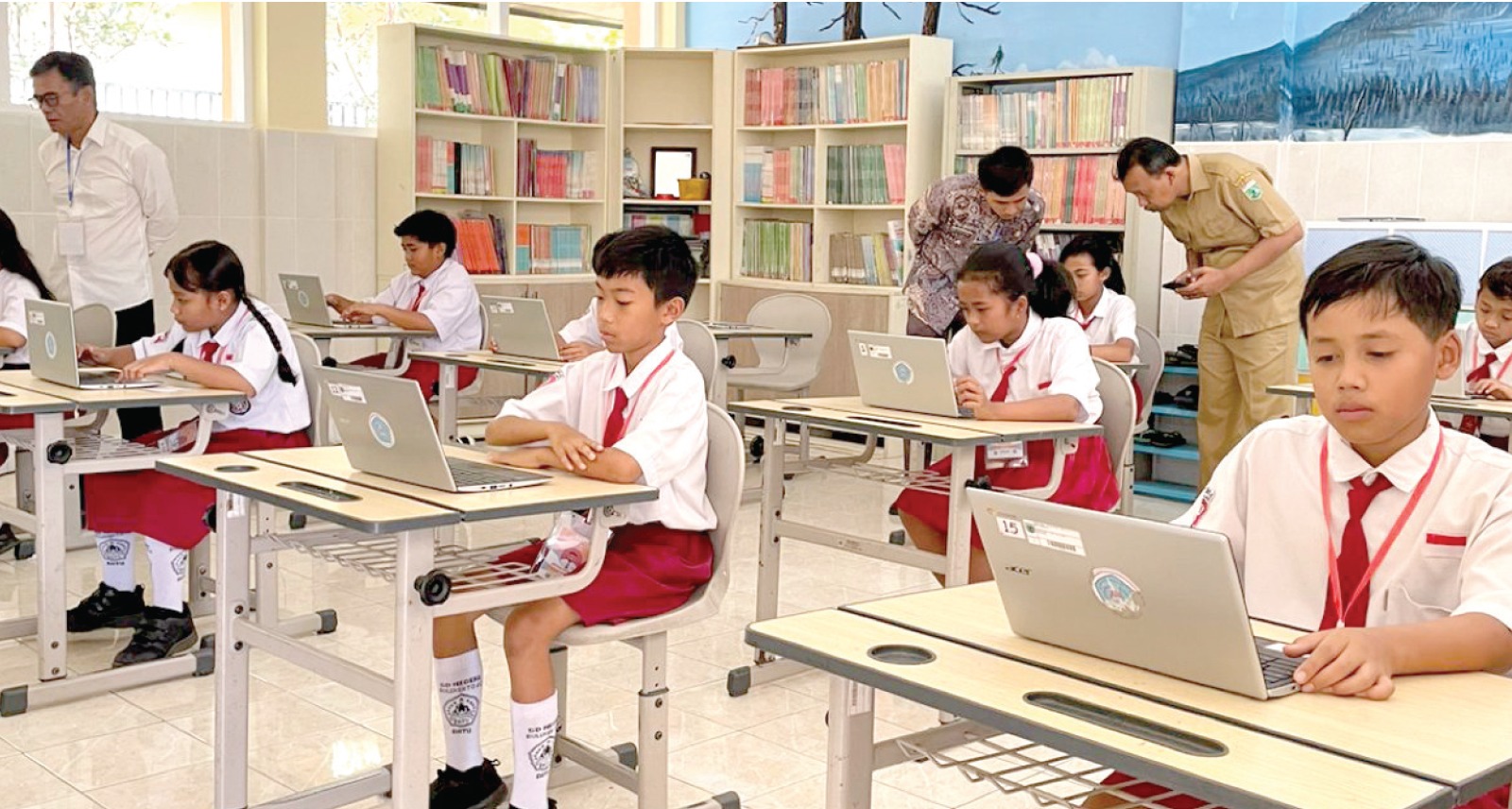 FOKUS: Sejumlah siswa menggunakan chrome book untuk kegiatan belajar dan mengajar sebagai bentuk digitalisasi sekolah. MOH RIZAL/RADAR BATU