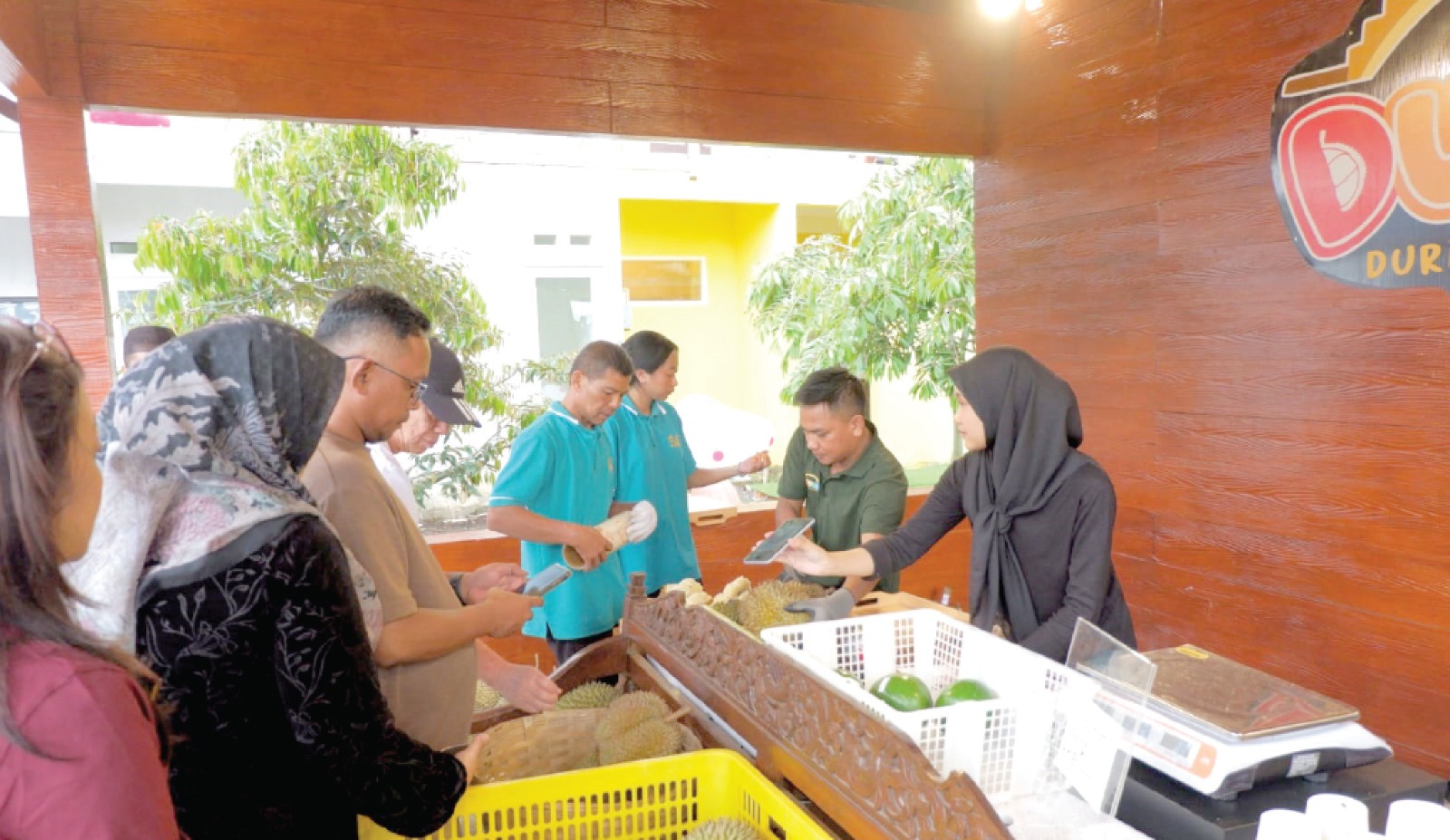 ANTUSIAS: Para pengunjung menyerbu spot durian di Dufan beberapa waktu lalu. MOH RIZAL/RADAR BATU