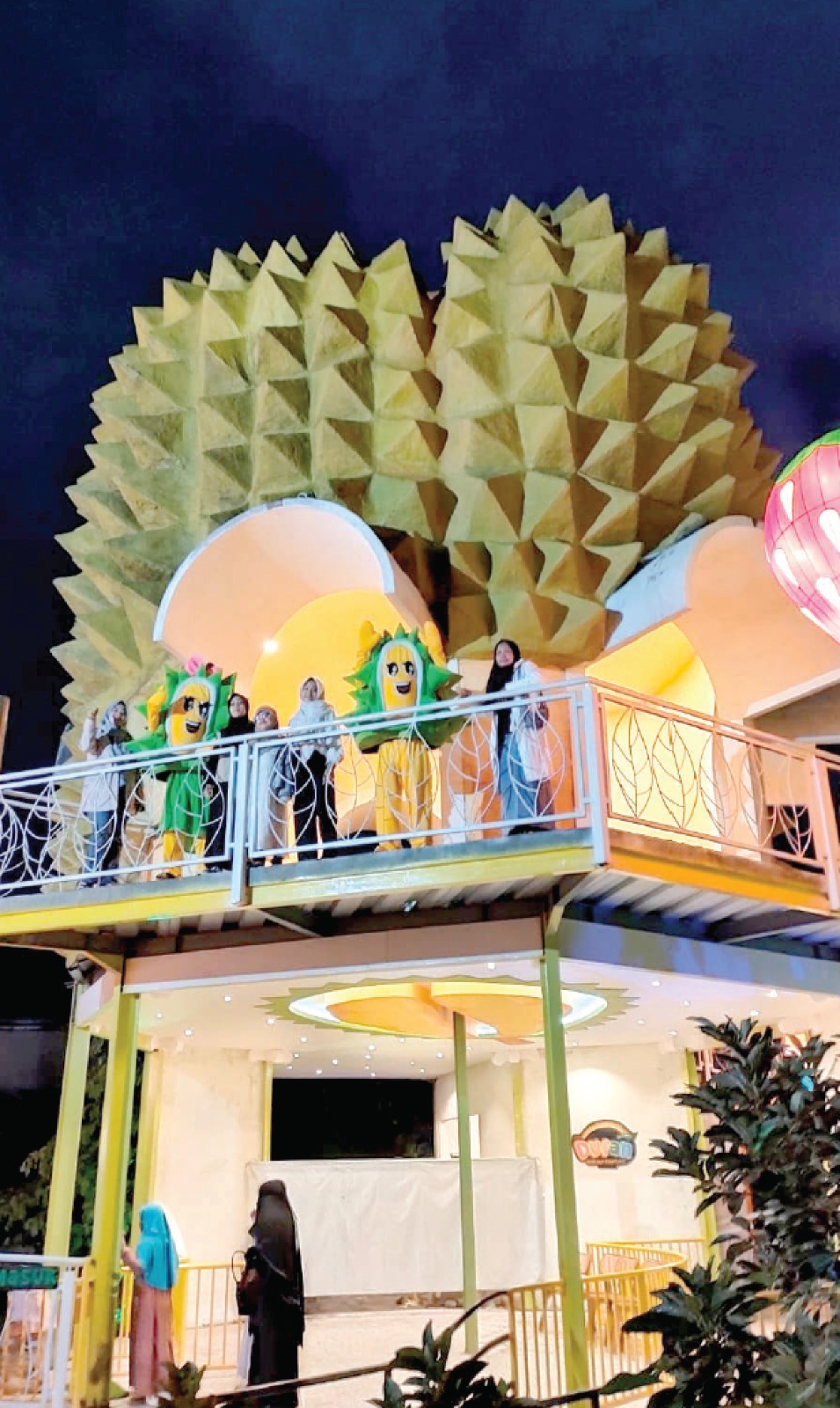 BERHIAS BANYAK LAMPU: Sejumlah pengunjung sedang berkeliling area Dufan. Hampir di setiap sudut berhiaskan lampu unik. RORI DINANDA BESTARI/RADAR BATU