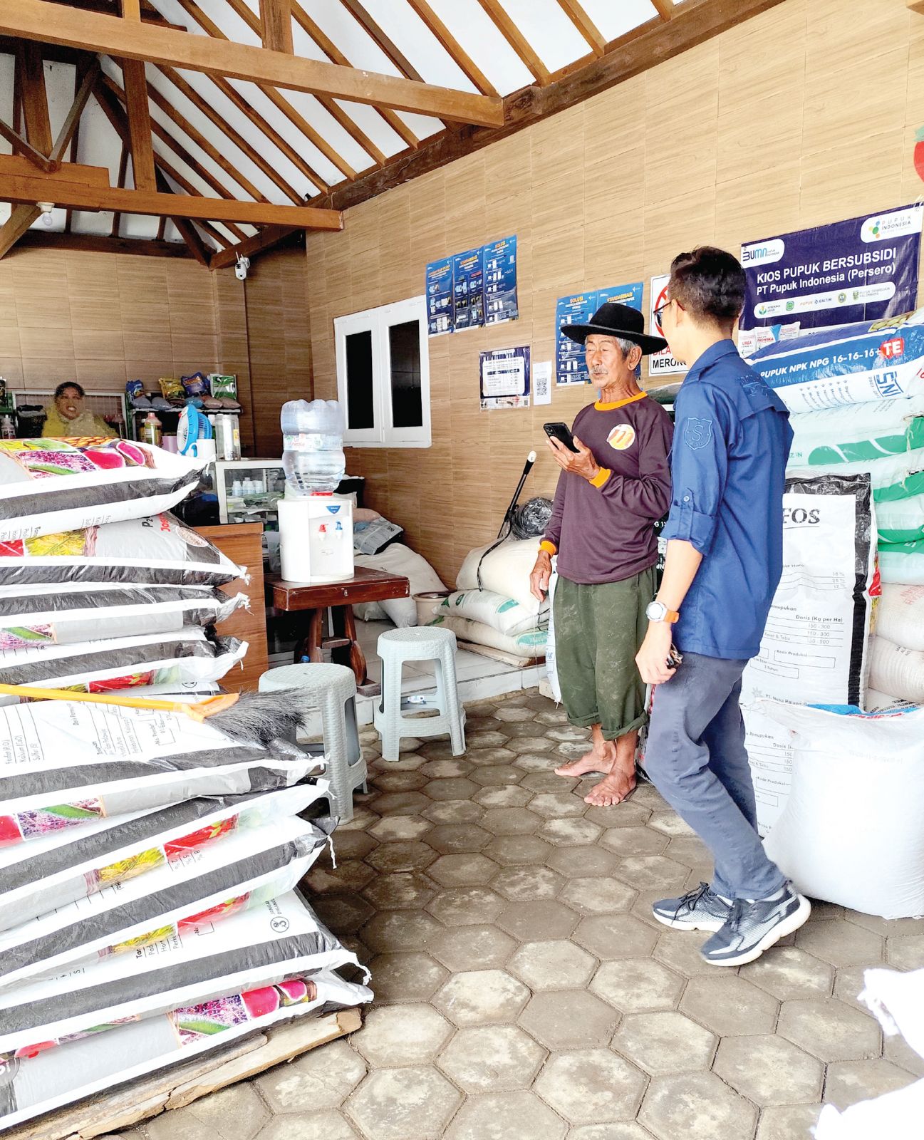 pegawai DPKP Kota Batu sedang melakukan monev ke salah satu kios pupuk di Kelurahan Dadaprejo, Kecamatan Junrejo