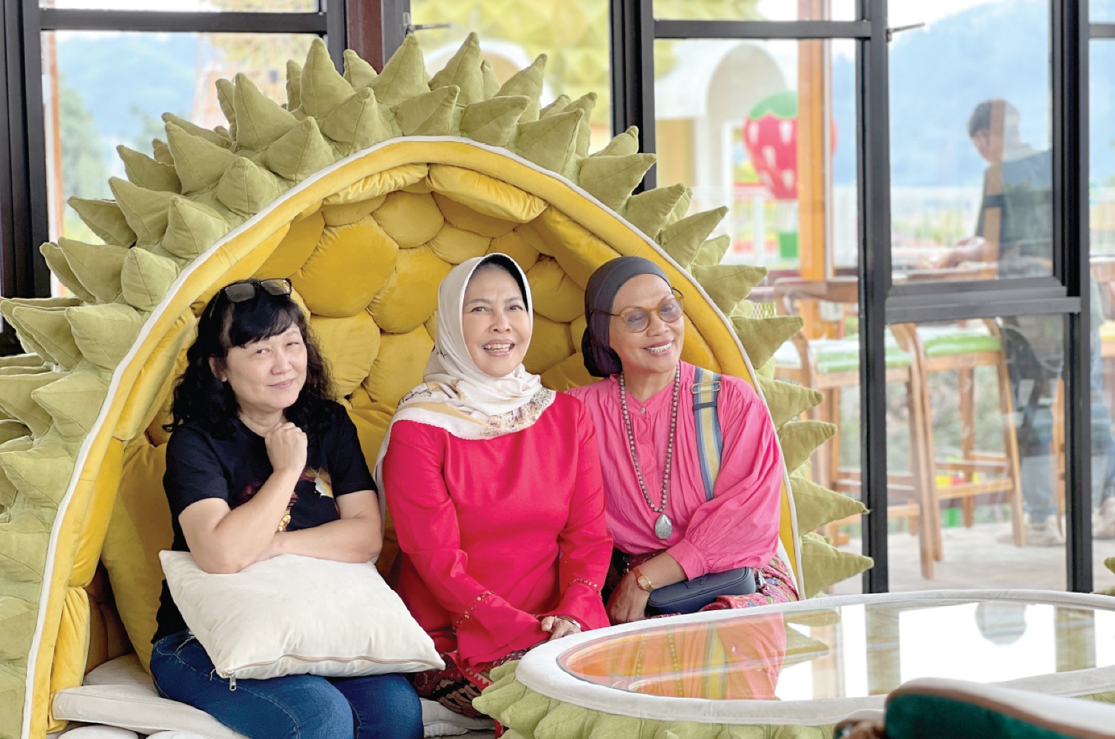 KAGUM: Mantan Wali Kota Batu Dewanti Rumpoko berkunjung ke Dufan dan mengabadikan momen kebersamaan bersama rekannya. RORI DINANDA BESTARI/RADAR BATU