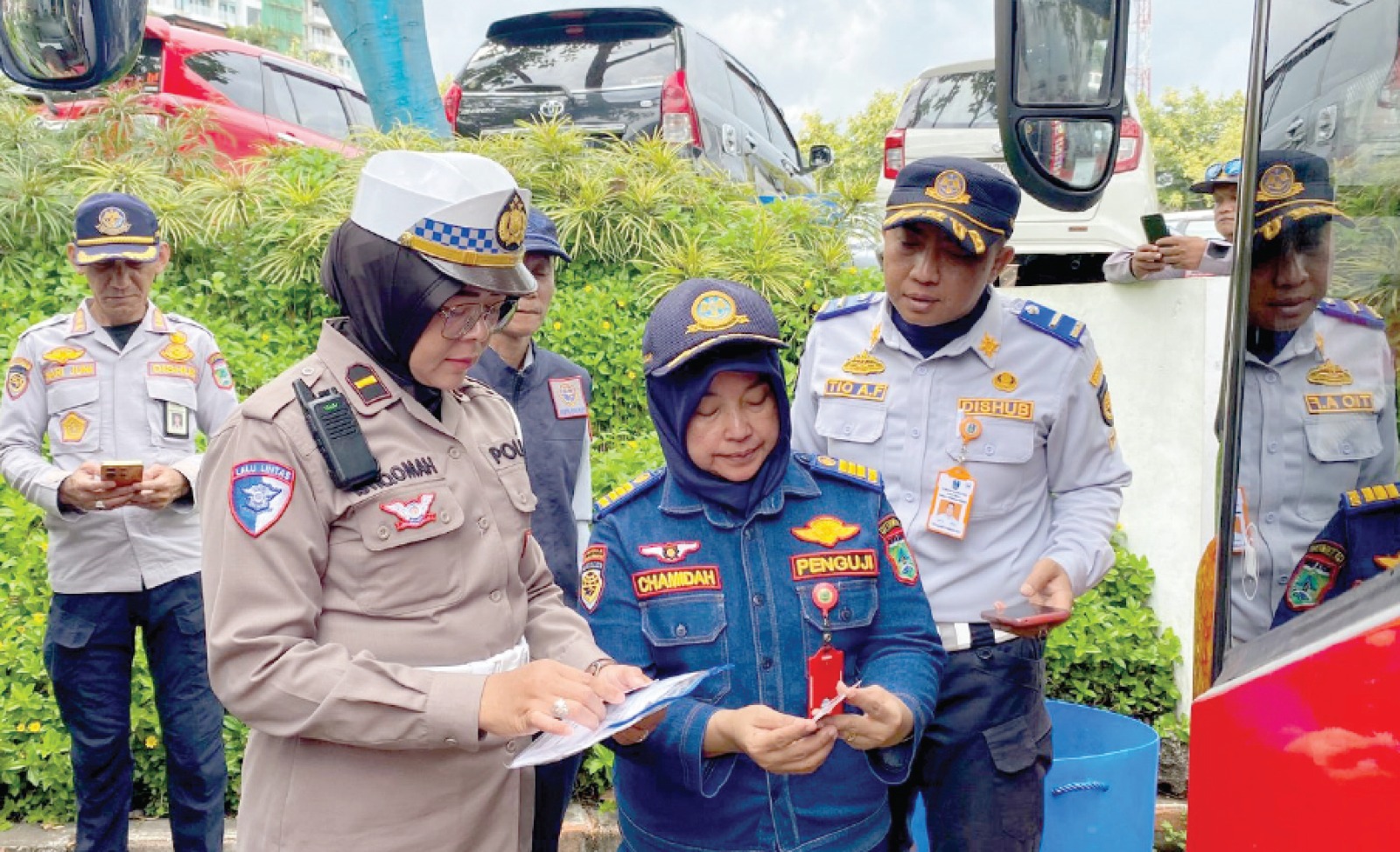PENGECEKAN: Sejumlah petugas Polres dan Dishub Kota Batu melakukan ramcek puluhan bus yang sedang terparkir di area parkir JTP 3. SATLANTAS POLRES BATU FOR RADAR BATU