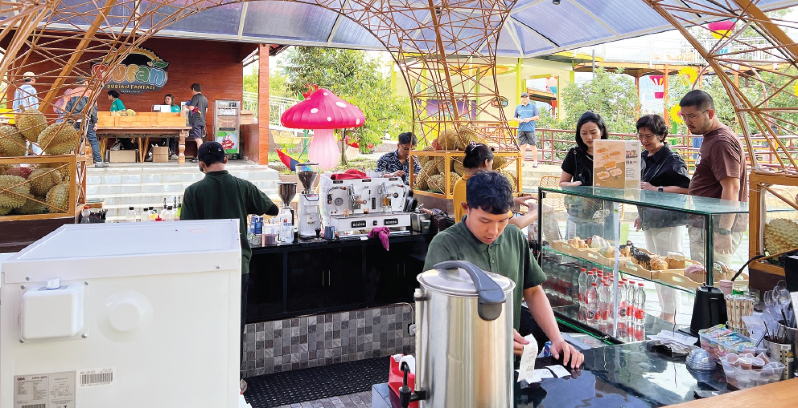RAMAI: Spot kuliner di Dufan tak pernah sepi orderan. Sejumlah menu kekinian mulai croissant hingga cromboloni tersedia di sana. RORI DINANDA BESTARI/RADAR BATU