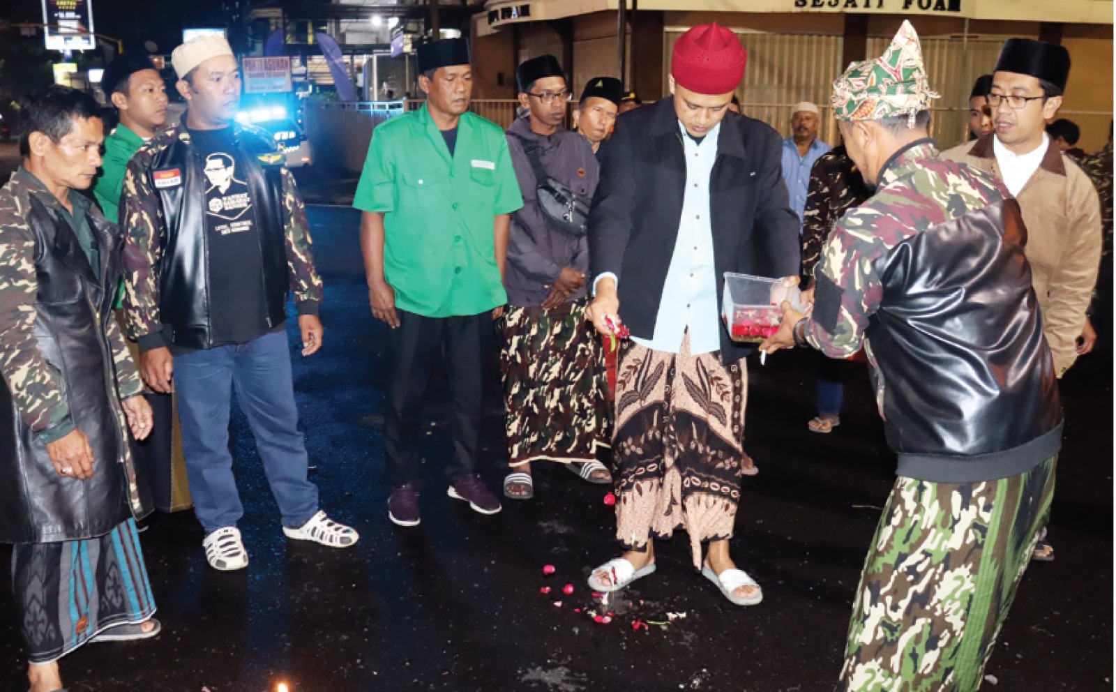 KENANG TUJUH HARI TRAGEDI BUS MAUT: Sejumlah warga menaburkan bunga di titik lokasi para korban meninggal dunia akibat kecelakaan bus Sakhindra Trans pada Senin malam lalu (13/1).