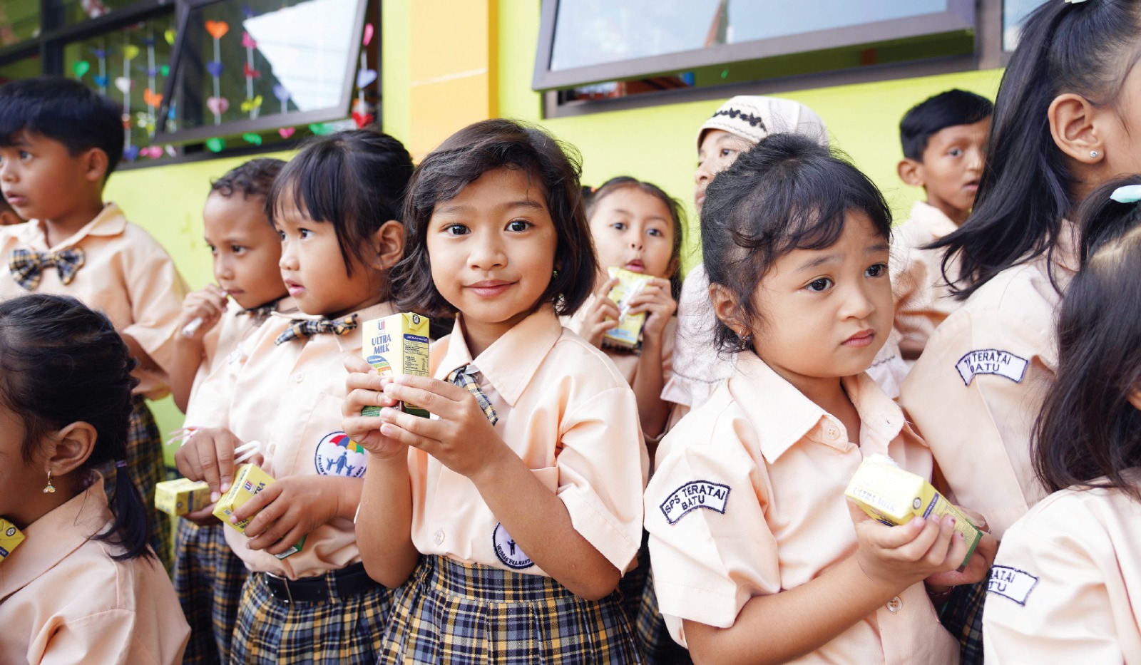 BERSEMANGAT: Para siswa TK Teratai Batu tampak senang setelah menerima susu dari Pj Wali Kota Batu Aries Agung Paewai beberapa waktu lalu. PROKOPIM KOTA BATU FOR RADAR BATU