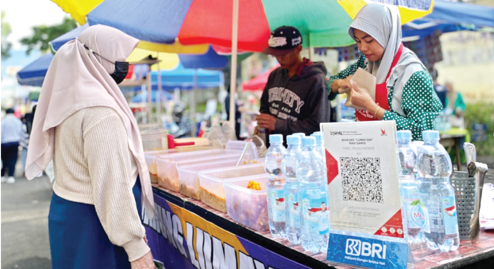 MAKIN DIMINATI: Sejumlah pedagang di CFD Among Healthy telah memasang papan QRIS. Pengunjung bisa belanja tanpa harus repot bawa uang cash. RORI DINANDA BESTARI/RADAR BATU