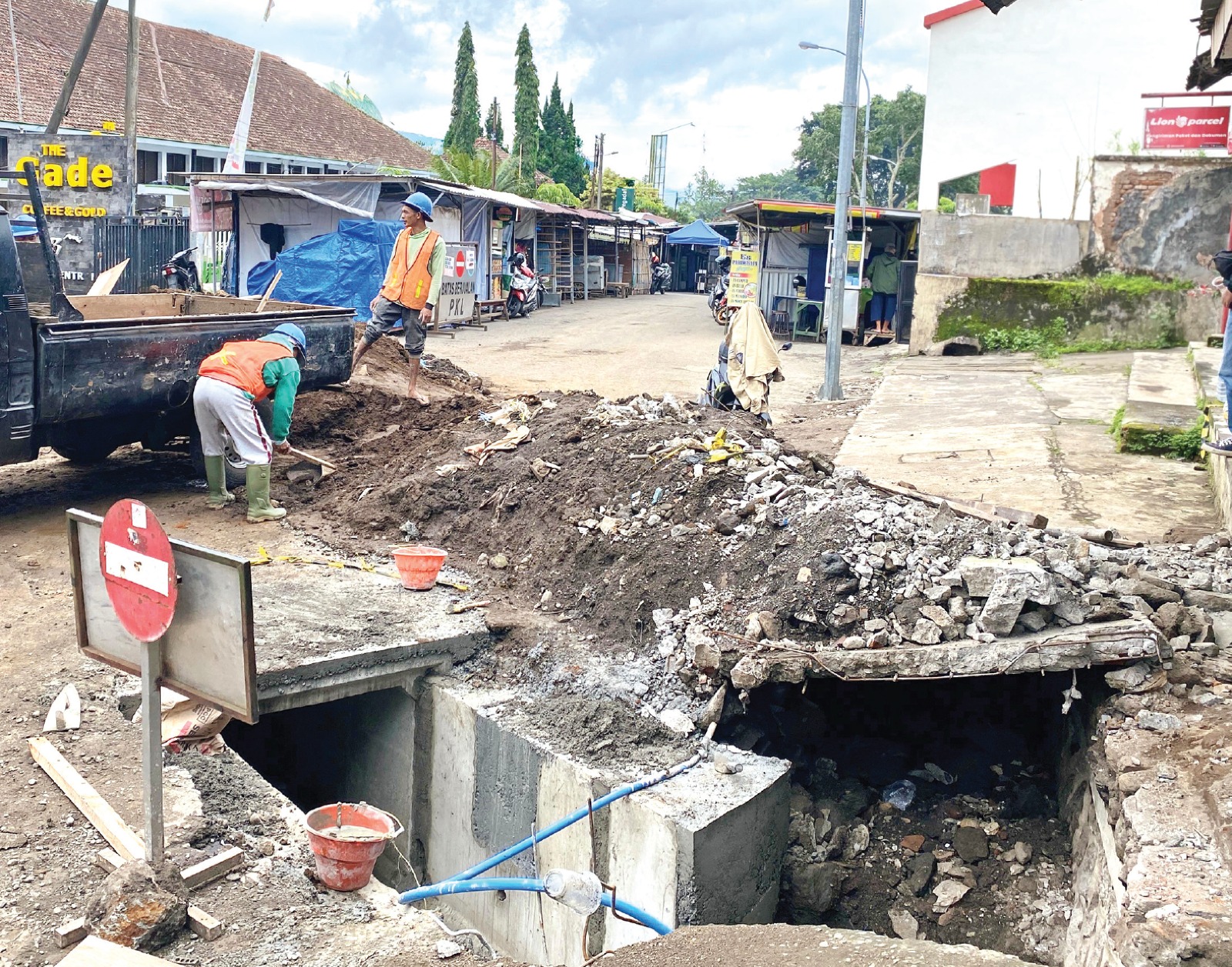 DALAM PROSES: Pengerjaan proyek gorong-gorong di Jalan Kartini, Kecamatan Batu telah dikerjakan kemarin (20/1). RORI DINANDA BESTARI/RADAR BATU