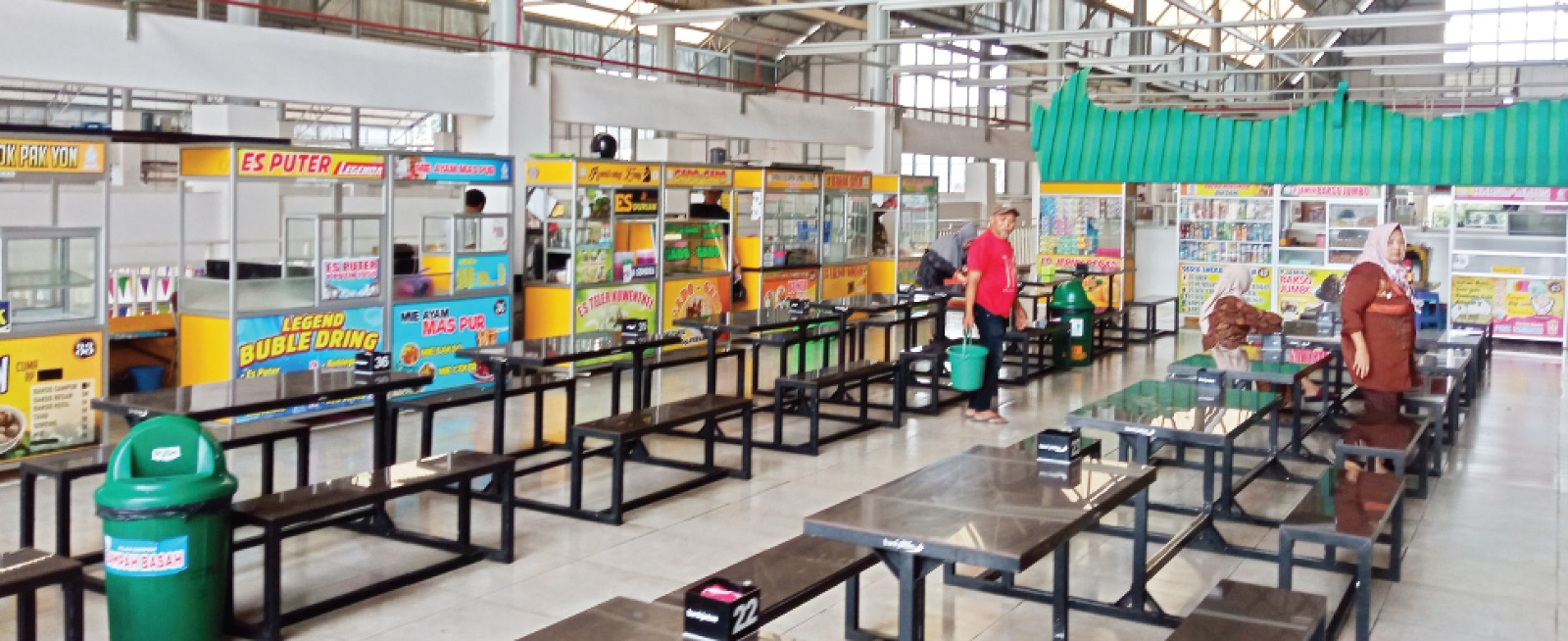 SEPI: PKL di zona kuliner Pasar Induk Among Tani sudah banyak yang tutup pada pukul 16.00. Mereka berharap bisa buka lebih lama. (MOH RIZAL/RADAR BATU)