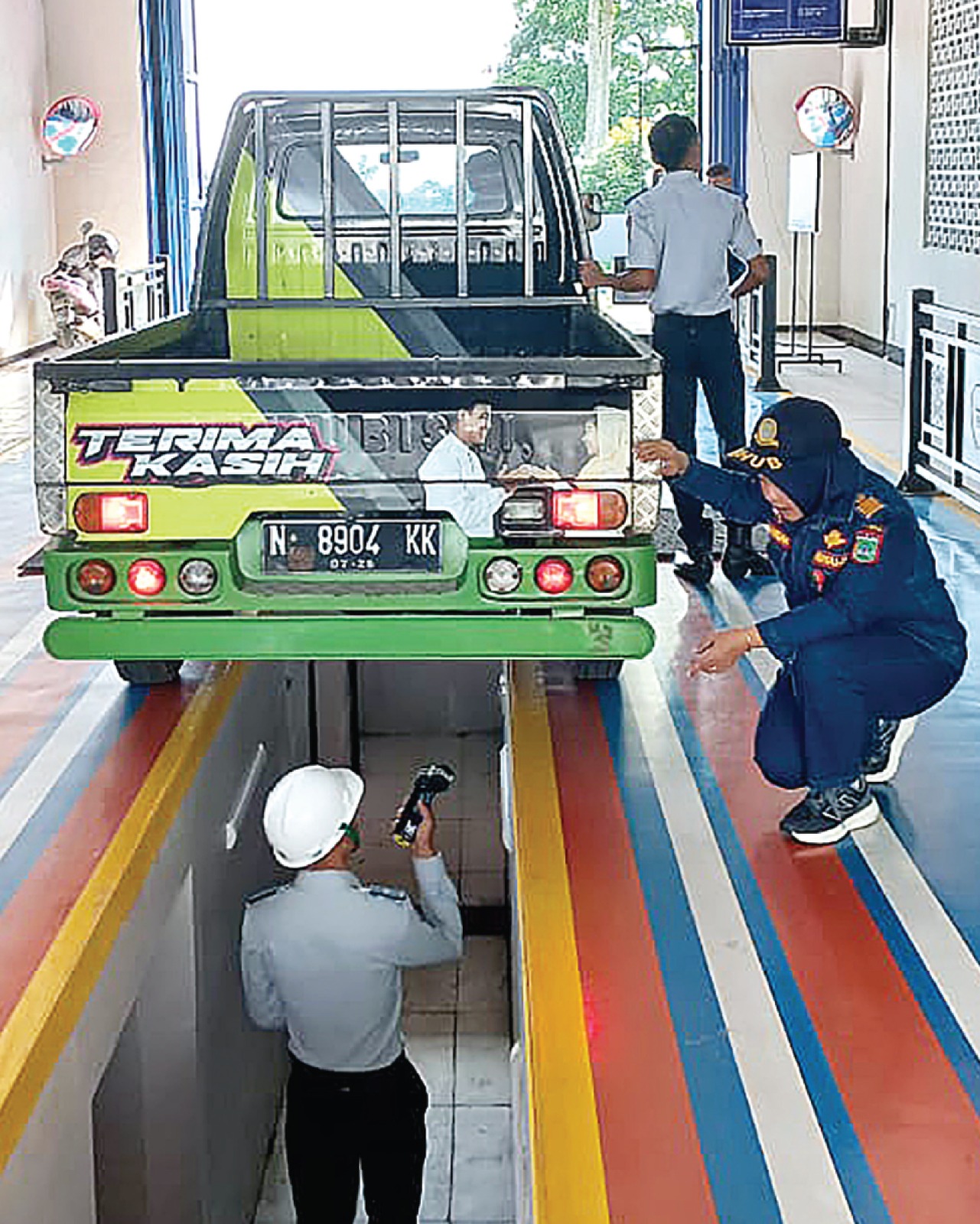 UJI KIR: Salah seorang petugas di UPT Pengujian Kendaraan Bermotor sedang melakukan pengecekan bagian bawah kendaraan untuk mengetahui apakah ada kebocoran . (DISHUB KOTA BATU FOR RADAR MALANG)