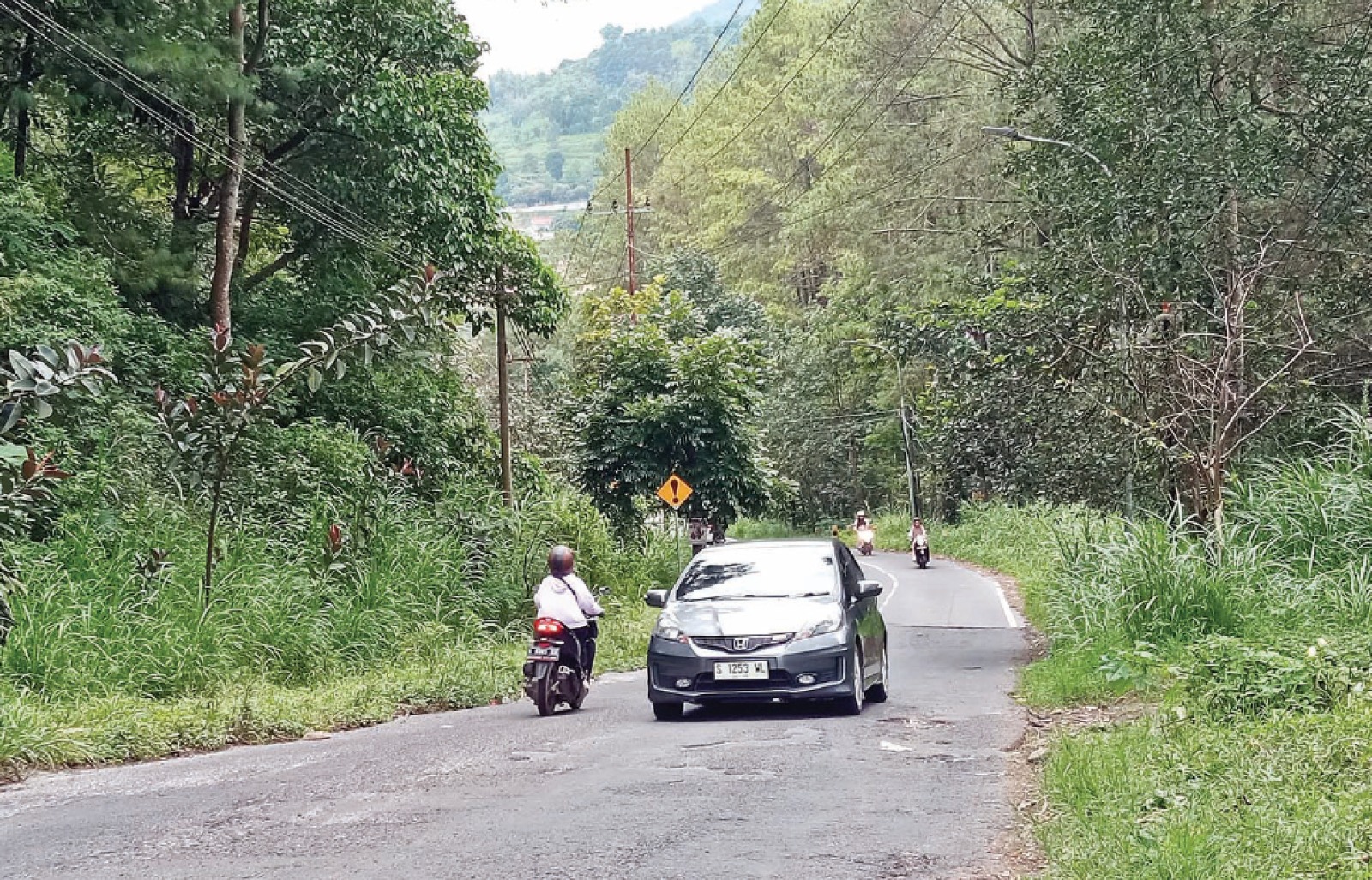 LAWAN ARUS: Meski sudah dipasang rambu satu arah, tetap saja ada kendaraan roda  empat yang menerobos jalur Klemuk dari arah Kota Batu menuju Kecamatan Pujon, Kabupaten Malang. (MOH RIZAL/RADAR Batu)