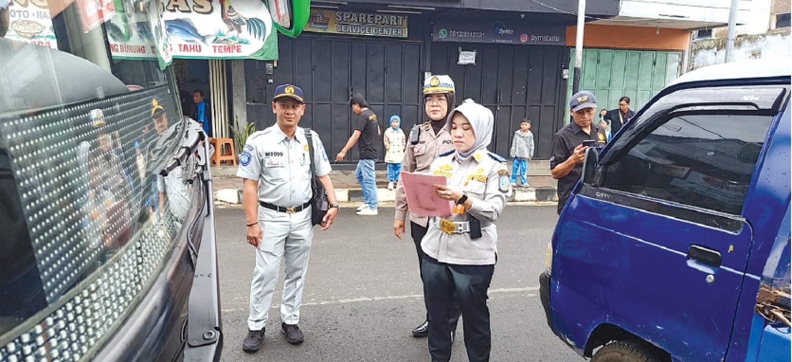 PENGECEKAN: Petugas gabungan melakukan ramcek terhadap dua armada bus pariwisata yang akan digunakan TK Muslimat Hajjah Mariam Kota Batu study tour.(DISHUB KOTA BATU FOR RADAR BATU)