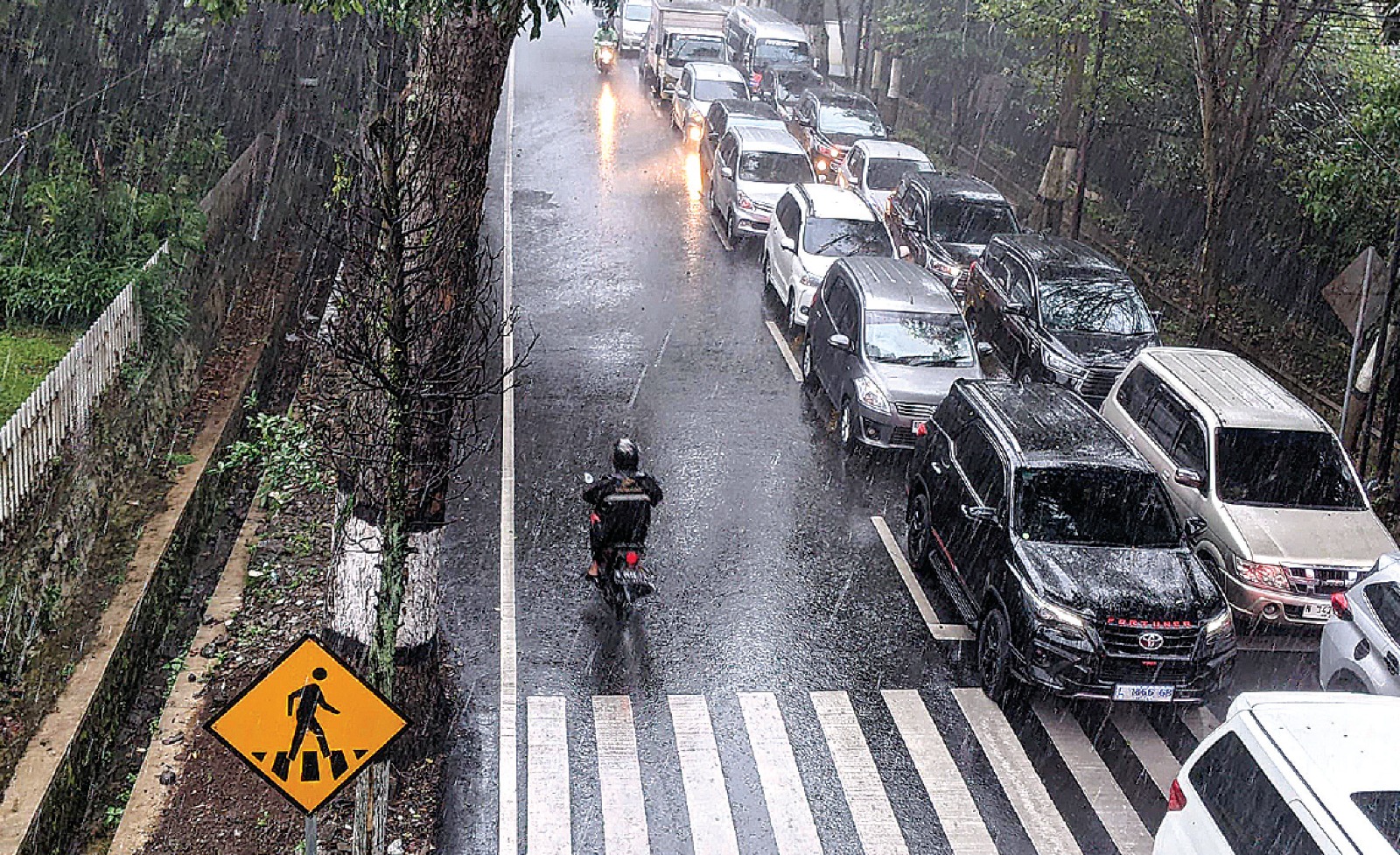 PADAT MERAYAP: Volume kendaraan di Jalan Ir Soekarno meningkat sejak Minggu lalu (26/1). Pelat kendaraan dari luar kota mendominasi kepadatan arus lalu lintas di sana. (RORI DINANDA BESTARI/RADAR BATU