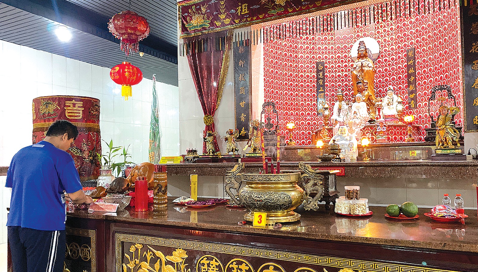 SAMBUT IMLEK: Beberapa sudut di Kelenteng Kwan Im Tong sudah selesai dibersihkan. Sejumlah hiasan juga diganti untuk menambah estetika. (RORI DINANDA BESTARI/RADAR BATU)