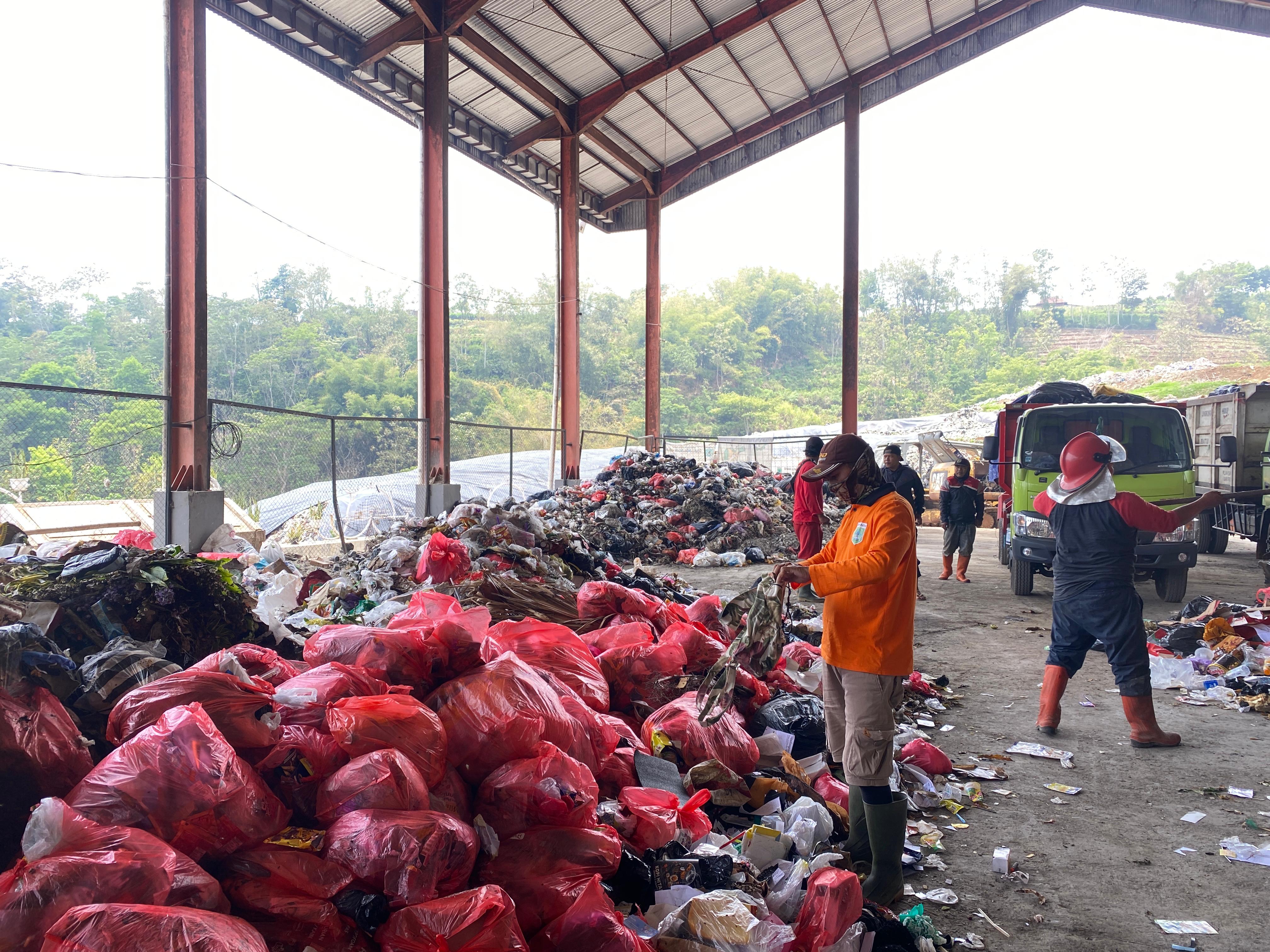 SULIT DIOLAH: Para petugas sedang memilah sampah di TPA Tlekung beberapa waktu lalu.( RORI DINANDA BESTARI/RADAR BATU)