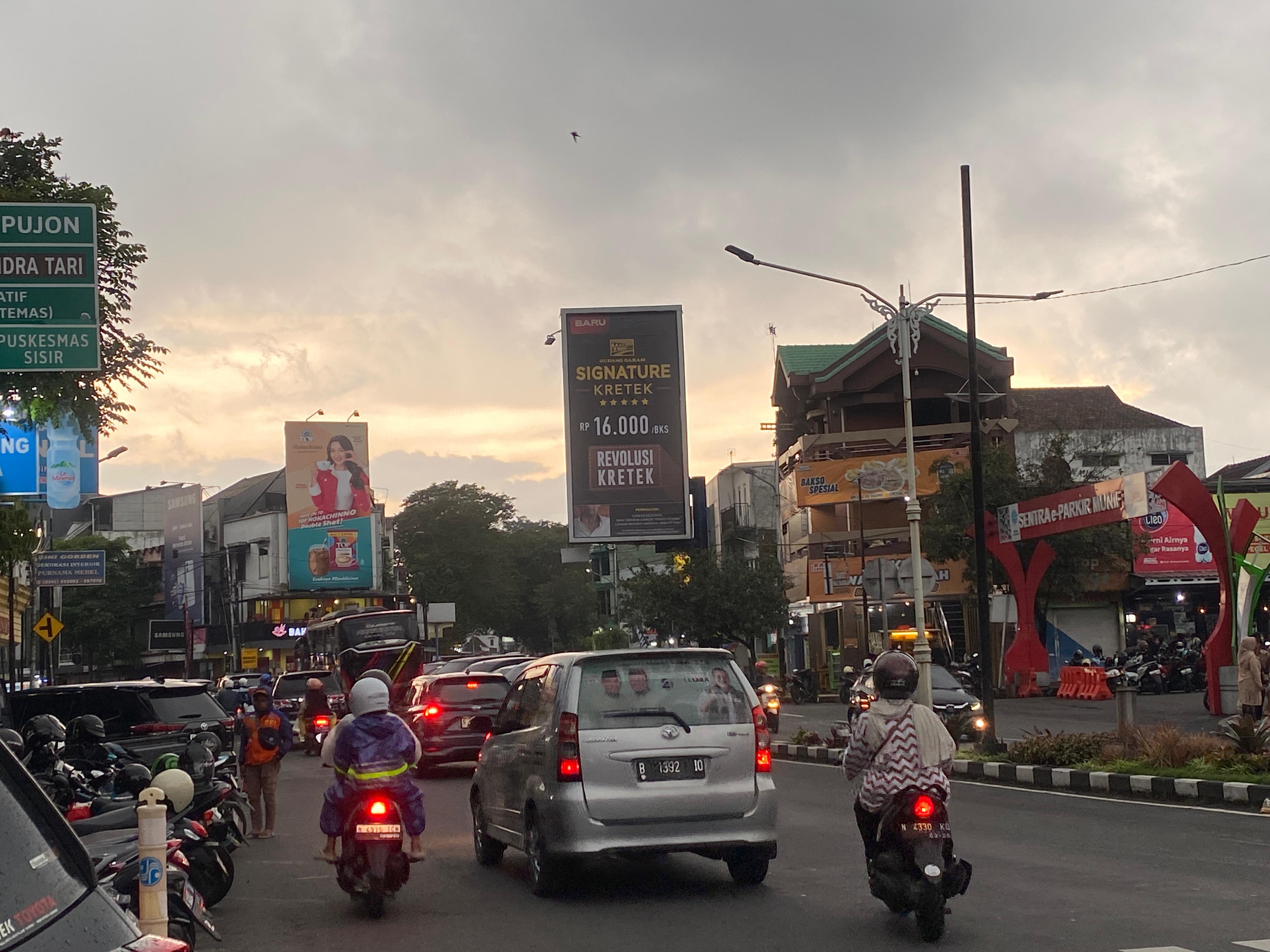 MASIH SAMA: Beberapa papan reklame di kawasan Alun-Alun Kota Wisata Batu tampak terpasang iklan. (RORI DINANDA BESTARI/RADAR BATU)